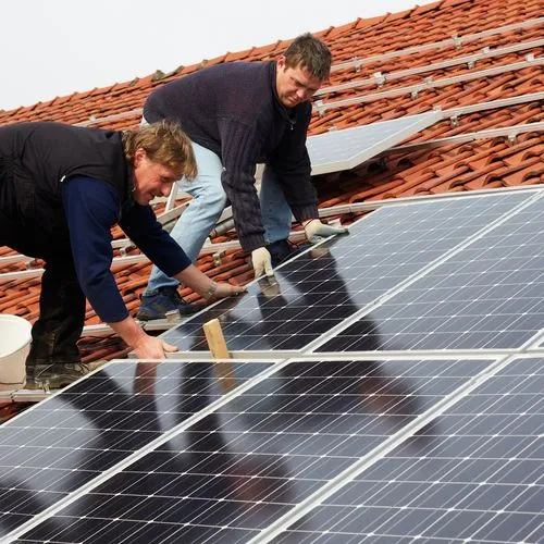 Dachdecker montieren Photovoltaik-Anlage